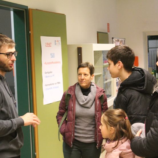 Bild enthält, Coat, Jacket, Adult, Female, Person, Woman, Male, Man, Child, Girl