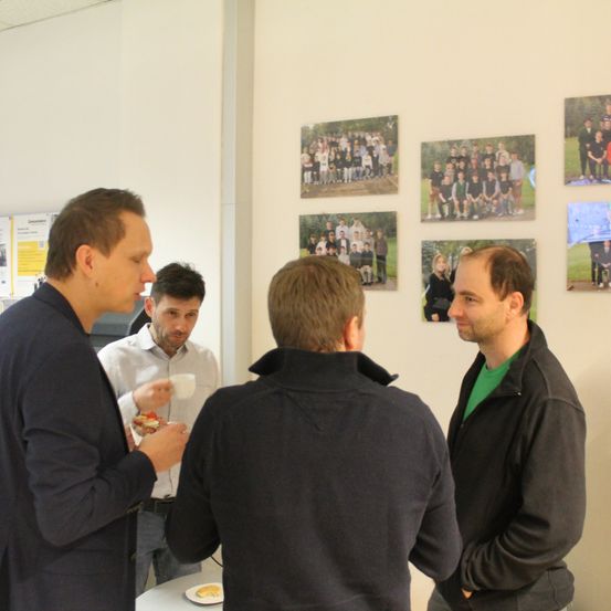 Bild enthält, Coat, Suit, Advertisement, Poster, Adult, Male, Man, Person, Plywood, Jacket