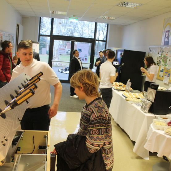 Bild enthält, Cafeteria, Indoors, Restaurant, Plywood, Wood, Meal, Boy, Child, Male, Person