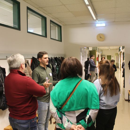 Bild enthält, Adult, Female, Person, Woman, Male, Man, Coat, Suit, Bag, Jeans