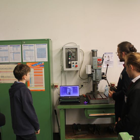 Bild enthält, Adult, Female, Person, Woman, Boy, Child, Male, Hospital, Man, Factory