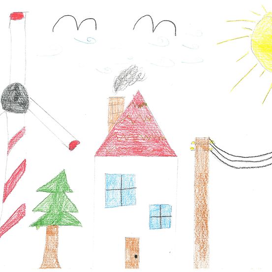 Kinderzeichnung eines Hauses mit Schornstein, Windturbine, Baum und Sonne am Himmel.