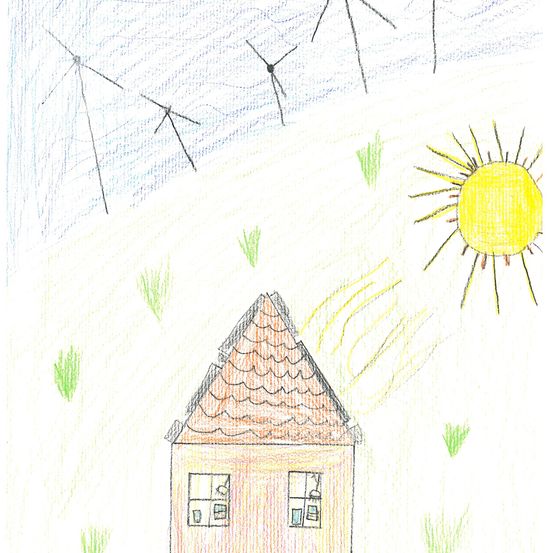 Eine Kinderzeichnung eines Hauses mit einem schindelgedeckten Dach und zwei Fenstern, vor dem Hintergrund eines blauen Himmels, grünem Gras, einer strahlenden Sonne und Windturbinen.