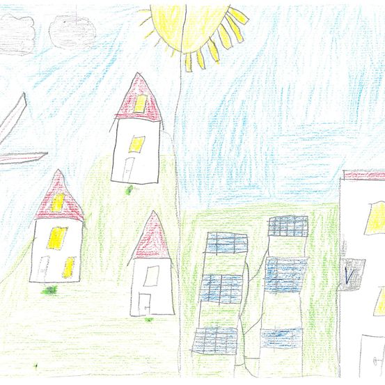 Kinderzeichnung eines Dorfes mit mehreren Häusern und einer Windmühle unter einem sonnigen Himmel.