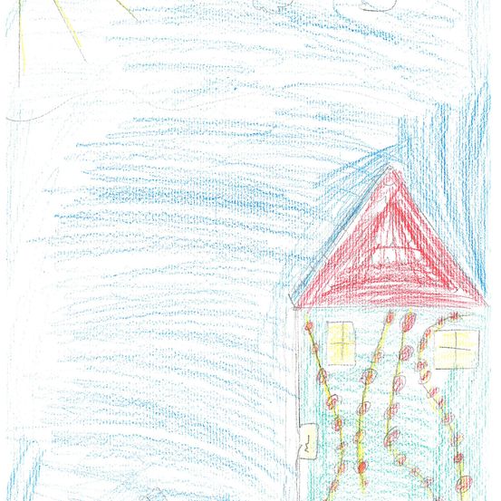 Ein Kinderzeichnung eines Hauses mit rotem Dach und gelben Fenstern. Das Haus ist von Kletterpflanzen umgeben, die an den Wänden hochklettern. Der Himmel ist blau mit weißen Wolken.