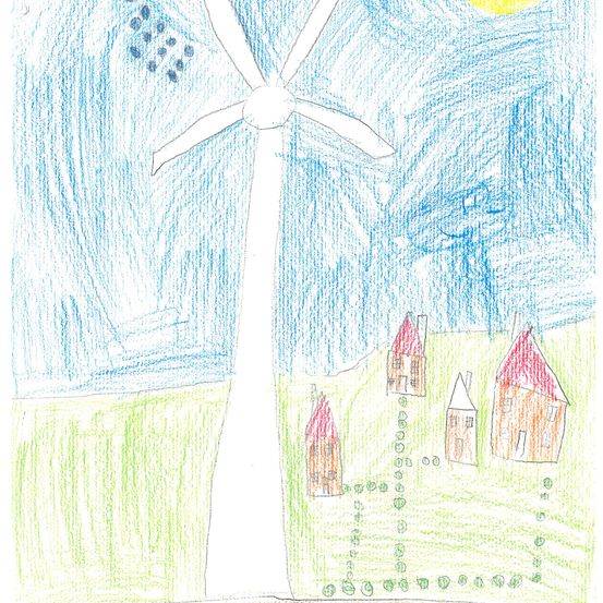 Eine Kinderzeichnung eines großen Windrads mit drehenden Blättern und einer Sonne am Himmel über einem kleinen Dorf mit mehreren Häusern mit roten Dächern und Schornsteinen.