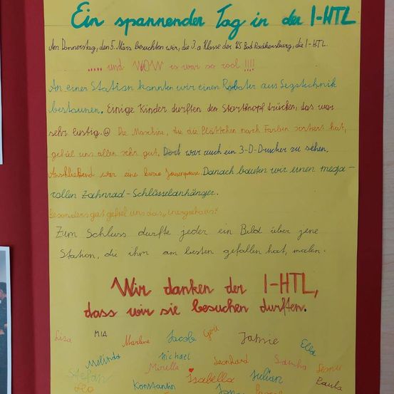 Ein gelbes Plakat mit Text über einen Besuch der 1-HTL-Schule. Namen von Schülern sind unten aufgelistet. Der Text ist in verschiedenen Farben geschrieben, einschließlich Rot, Blau und Grün.