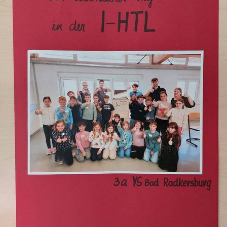 Eine Gruppe von Schülern und Lehrern posiert für ein Foto in einem Klassenzimmer. Der Text lautet '3a VS Bad Radkersburg'.