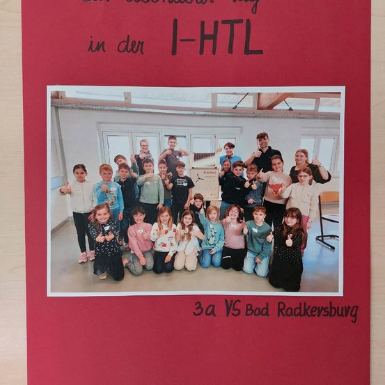Eine Gruppe von Schülern und Lehrern posiert für ein Foto in einem Klassenzimmer. Der Text lautet '3a VS Bad Radkersburg'.