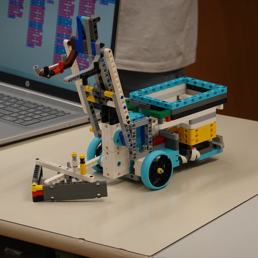 Bild enthält, Laptop, Pc, Computer Keyboard, Toy, Wheel, Table, Boy, Child, Male, Person