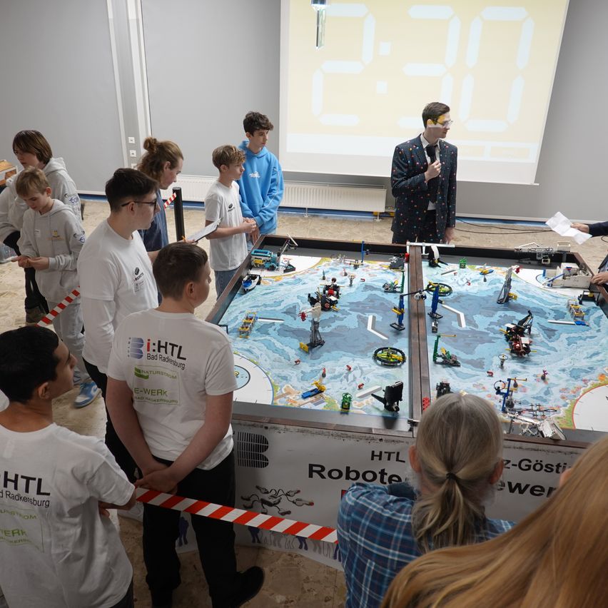 Bild enthält, People, Person, Adult, Female, Woman, Boy, Child, Male, Face, Head