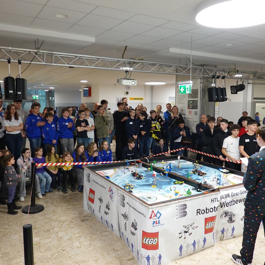 Bild enthält, People, Person, Adult, Male, Man, Footwear, Shoe, Face, Architecture, Building