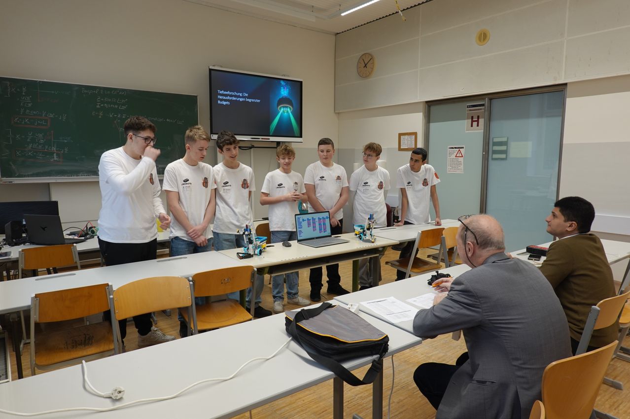 Bild enthält, People, Person, Adult, Male, Man, Screen, School, Computer Hardware, Crowd, Monitor