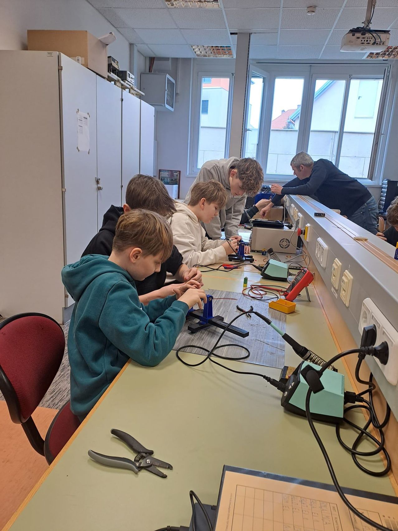 Bild enthält, Person, Student, Boy, Child, Male, Table, Laboratory, Adult, Man, Head