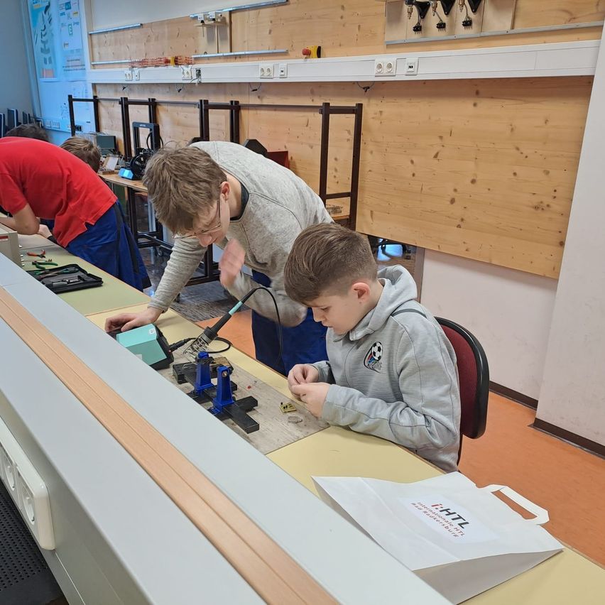 Bild enthält, Boy, Child, Male, Person, Student, Laboratory, Face, Head, Building, Factory