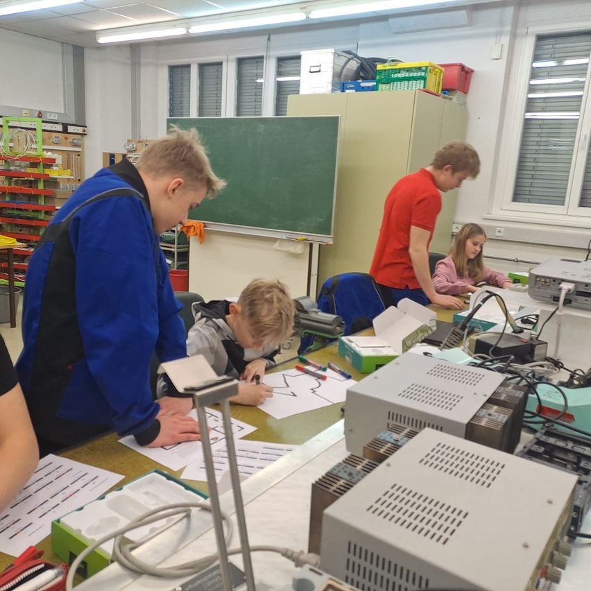 Bild enthält, Table, Person, Boy, Child, Male, Laboratory, Pen, Female, Girl, Blackboard