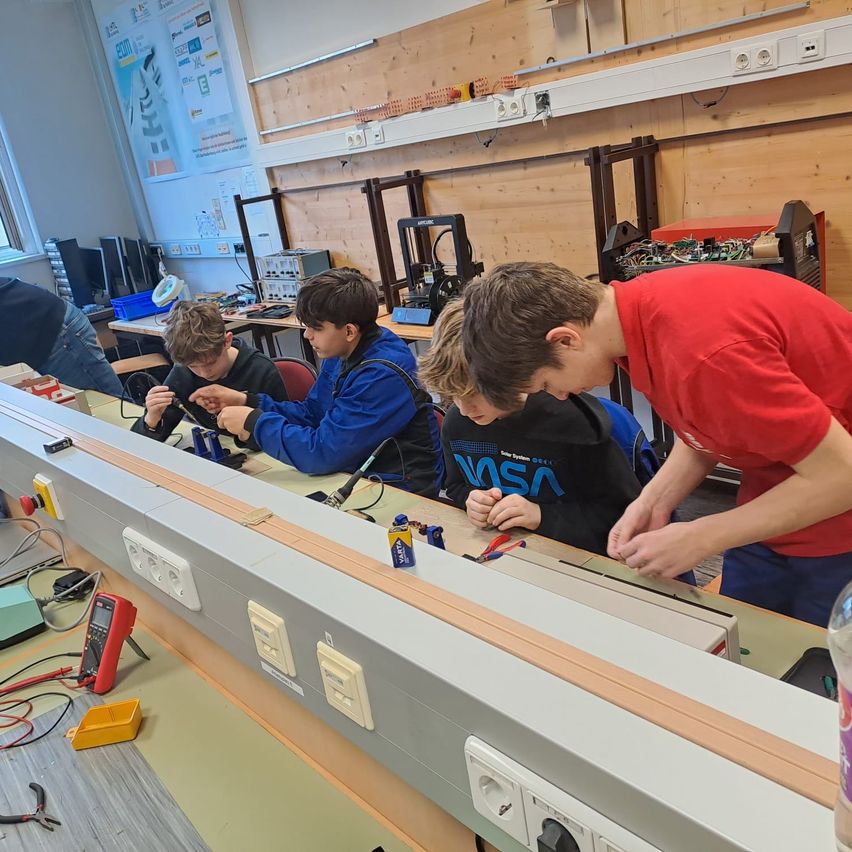 Bild enthält, Factory, Manufacturing, Adult, Male, Man, Person, Workshop, Boy, Child, Head