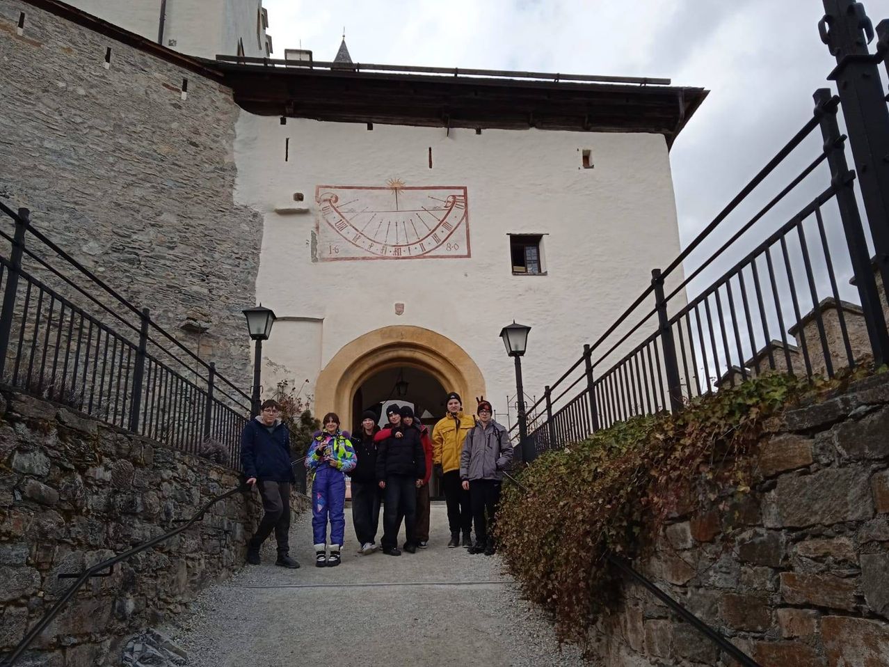 Bild enthält, Building, House, Housing, Villa, Monastery, Person, Footwear, Shoe, People, Arch