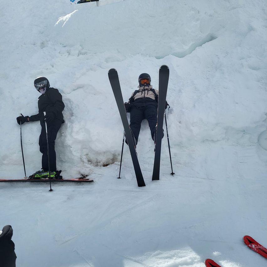 Bild enthält, Nature, Outdoors, Piste, Snow, Adult, Male, Man, Person, Glove, Skiing