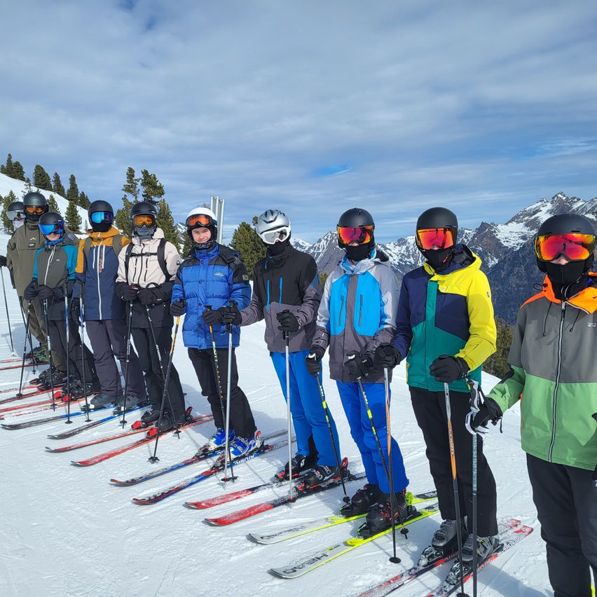 Bild enthält, Nature, Outdoors, Adult, Male, Man, Person, Piste, Snow, Helmet, Skiing
