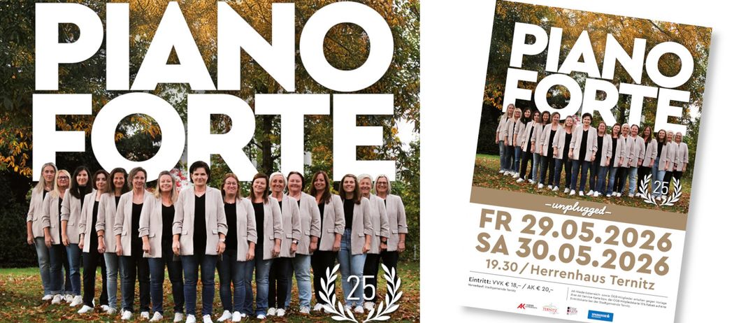 Eine Gruppe von Frauen steht lächelnd zusammen draußen vor Bäumen und Blättern. Rechts bewirbt ein Plakat ein Musikevent mit Eintrittsdetails.