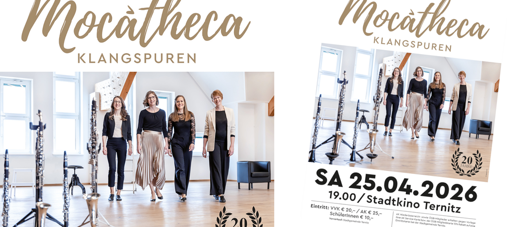 Drei Frauen in schwarzen Outfits stehen in einem Raum, zwei lächeln, eine trägt eine Brille. Hinter ihnen ist ein Stuhl und eine Treppe. Ein Plakat zeigt Musikinstrumente.