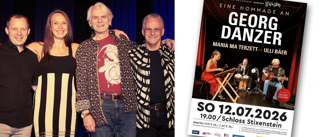 Zwei ältere Männer posieren für ein Foto. Der linke Mann trägt ein rotes Shirt und der rechte Mann ein schwarzes. Ein Poster einer Frau, die ein Musikinstrument spielt.