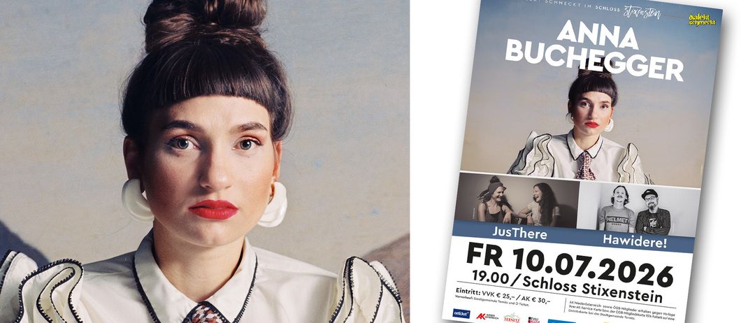 Eine Frau mit rotem Lippenstift und weißen Ohrringen posiert für ein Foto. Sie trägt ein weißes Blusenhemd mit schwarzem Saum.