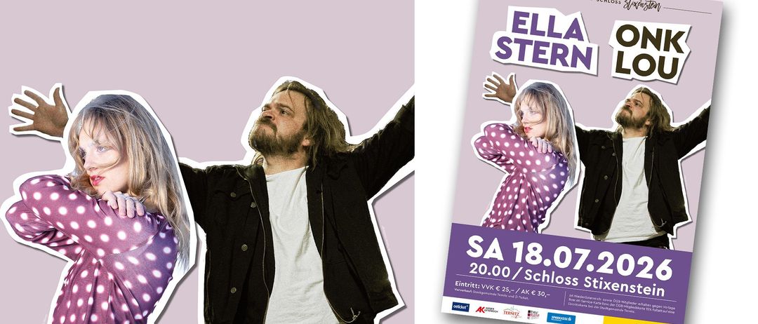 Ein Mann mit langen Haaren und einem Bart steht mit ausgestreckten Armen. Im Hintergrund befindet sich ein Poster mit dem Namen Ella Stern.