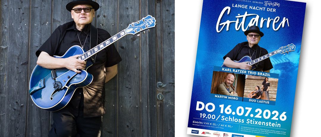 Ein Mann in einem schwarzen Hut und mit Brille steht gegen eine Holzwand und hält eine blaue Gitarre.