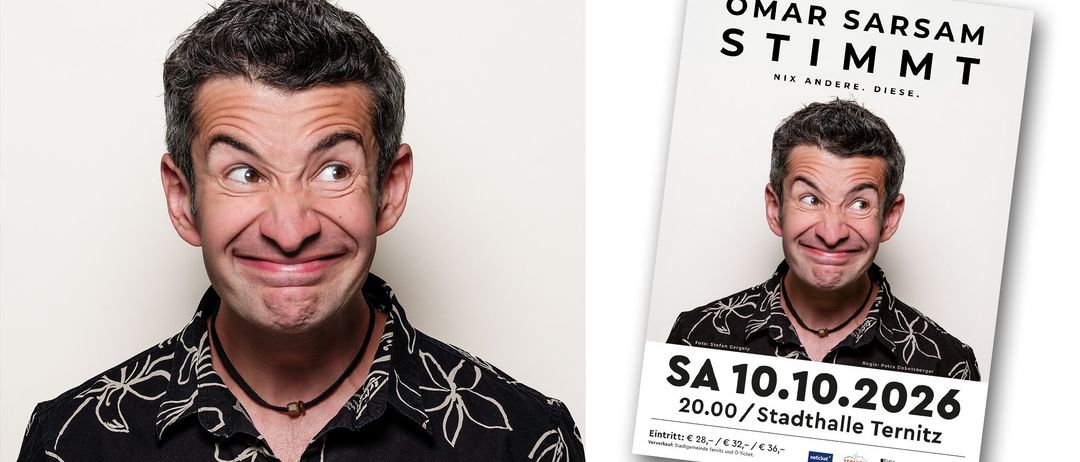 Ein Mann lächelt und trägt ein schwarzes Hemd mit weißen Blumendrucken und einer Halskette. Der Text auf dem Buchcover lautet 'SA 10.10 20.00/ Stadtth.' Die Augen des Mannes sind weit geöffnet.
