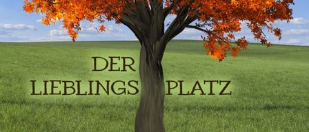 Ein leuchtend oranger Baum steht auf einer Wiese mit den Worten 'Der Lieblingsplatz' darüber. Die Blätter des Baumes wechseln die Farbe, einige sind noch grün, und der Himmel ist blau mit Wolken.