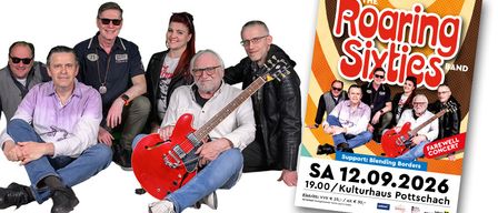 Eine Band, The Roo Six, posiert für ein Foto mit einem Plakat im Hintergrund. Das Plakat enthält Details zu einem bevorstehenden Event, einschließlich Datum und Ticketpreise.