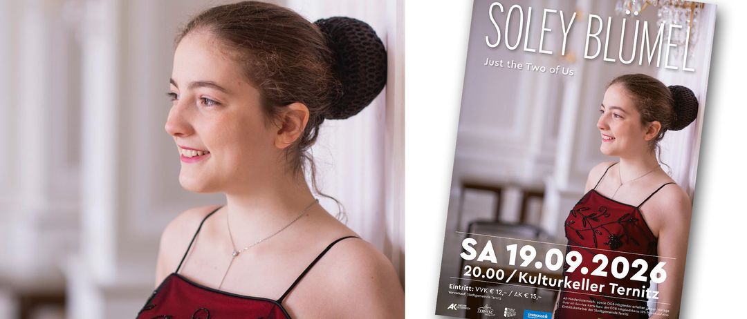 Eine Frau mit braunen Haaren, die ein rotes Kleid mit Text und eine Silberkette trägt. Ein Plakat des Films Soley mit einem Ticketpreis.