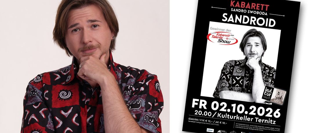 Ein Mann in einem schwarz-roten Shirt mit Vogelmuster, sitzt und posiert für ein Foto.