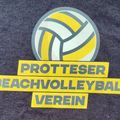 Ein grauer Stoff zeigt ein gelbes und weißes Volleyball-Logo, mit Text darunter, der in fetten gelben Buchstaben 'PROTESTER BEACHVOLLEYBALL VEREIN' lautet.
