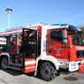 Ein roter und weißer Feuerwehrwagen mit der Aufschrift HLA 2 steht auf einem offenen Gelände.