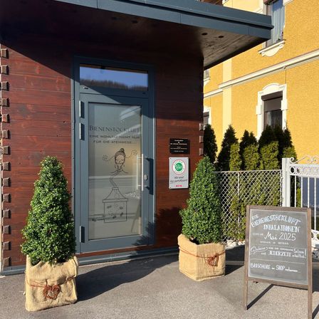 Bild enthält, Plant, Potted Plant, Tree, Conifer, Door, Blackboard, Architecture, Building, Housing
