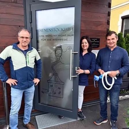 Bild enthält, Clothing, Pants, Adult, Male, Man, Person, Female, Woman, Jeans, Wristwatch