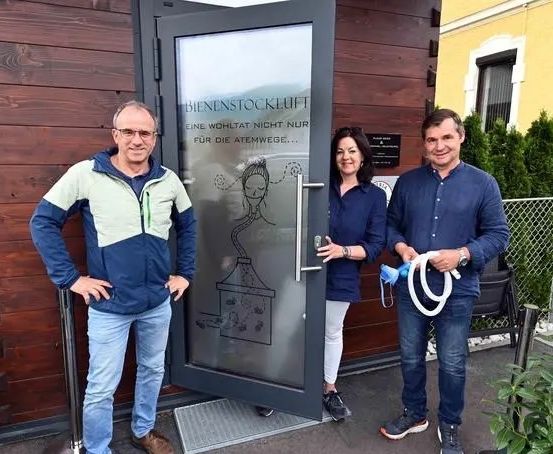 Bild enthält, Clothing, Pants, Adult, Male, Man, Person, Female, Woman, Jeans, Wristwatch