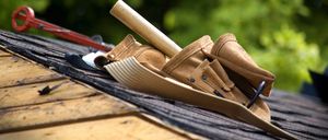 Bild enthält, Accessories, Strap, Sword, Weapon, Clothing, Footwear, Shoe