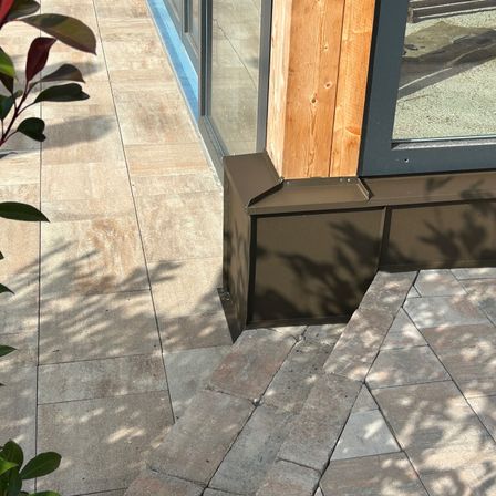 Bild enthält, Floor, Flooring, Path, Walkway, Window, Windowsill, Plant, Interior Design, Flagstone