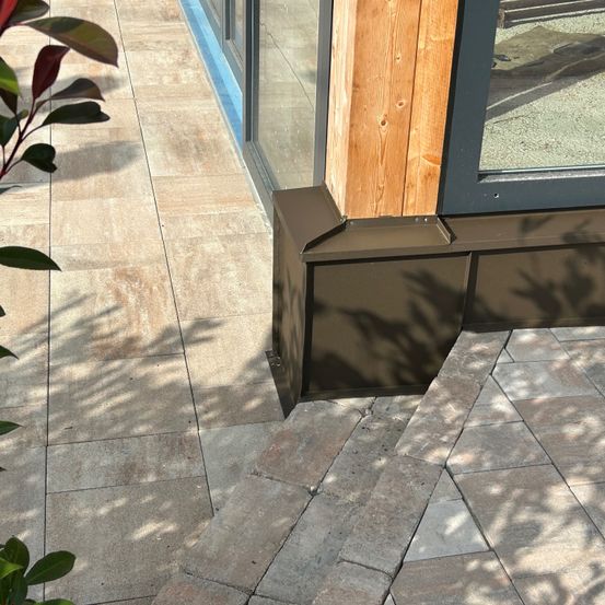 Bild enthält, Floor, Flooring, Path, Walkway, Window, Windowsill, Plant, Interior Design, Flagstone