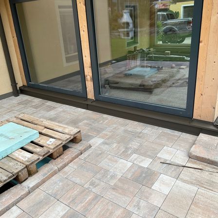 Bild enthält, Floor, Flooring, Indoors, Interior Design, Door, Window, Wood, Car, Vehicle, Windowsill