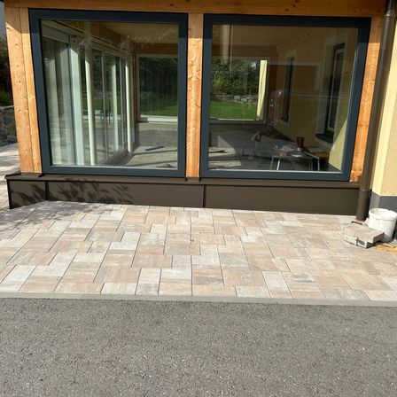 Bild enthält, Floor, Door, Flooring, Path, Interior Design, Walkway, Housing, Cup, Window, House