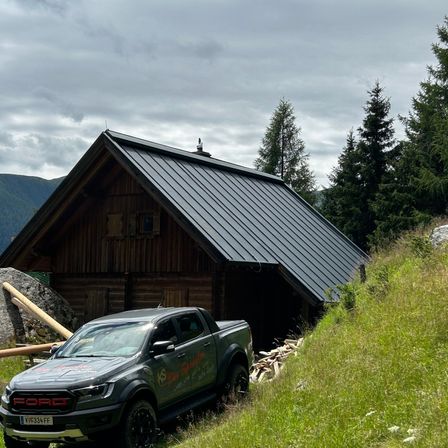 Bild enthält, Outdoors, Shelter, Spoke, Fir, Tree, Pickup Truck, Alloy Wheel, Wheel, Hut, Housing