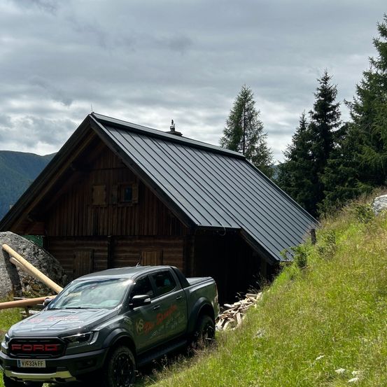 Bild enthält, Outdoors, Shelter, Spoke, Fir, Tree, Pickup Truck, Alloy Wheel, Wheel, Hut, Housing