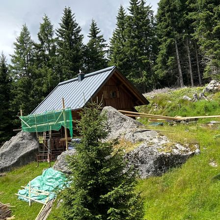 Bild enthält, Outdoors, Shelter, Fir, Tree, Countryside, Hut, Nature, Housing, Conifer, House