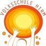 Eine Illustration einer Person, die eine Sonne über dem Kopf hält, mit einem roten Herzen in der Brust. Die Sonne ist gelb mit Strahlen, und die Worte 'Volksschule Hirm' sind in Fettschrift darüber geschrieben.