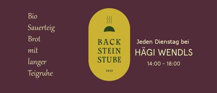 Ein Plakat mit gelbem Hintergrund bewirbt eine Back Stein Stube-Veranstaltung, die Bio Sauerteig Brot mit Langer Teigruhe präsentiert. Es gibt an, dass die Veranstaltung jeden Dienstag bei Hagi Wendls von 14:00 bis 18:00 Uhr stattfindet, im Jahr 2023.